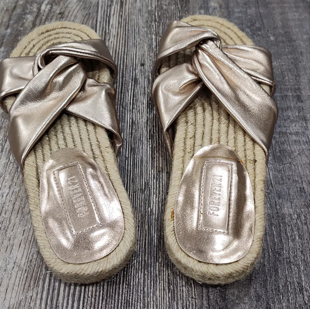 Forever 21 Women's Rose Gold Slides Sandals, Size 6 - Picture 4 of 6
